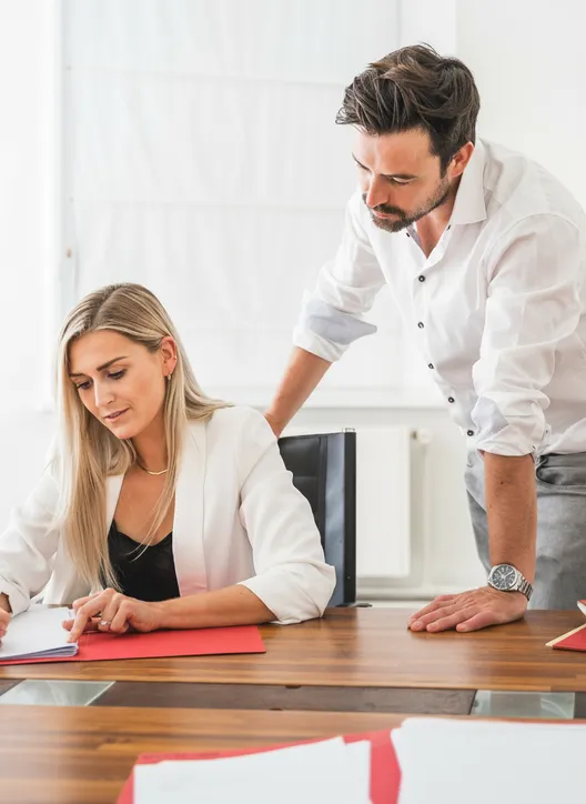 Verkeersadvocaat in gesprek met cliënt over gratis bijstand bij verkeersboetes